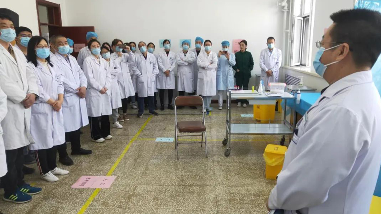 二人麻将指南网
开展穿脱防护服培训