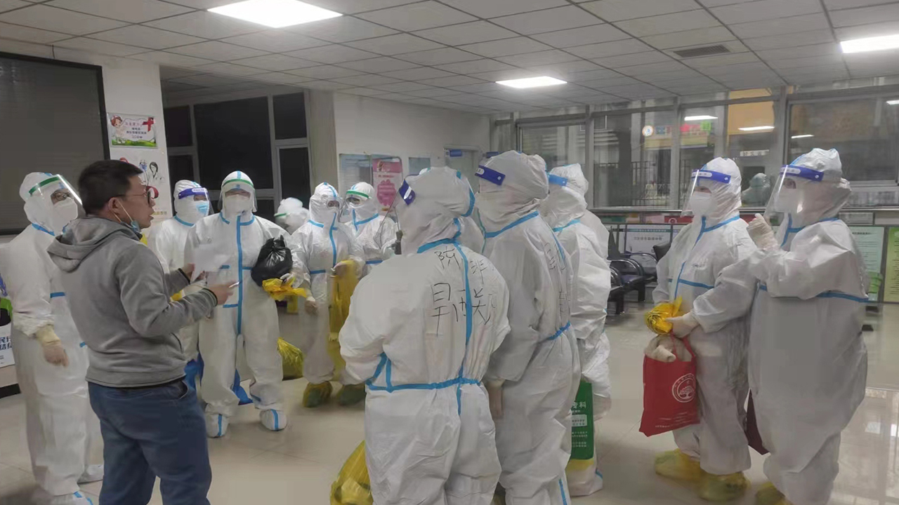 二人麻将指南网
三桥社区卫生服务中心，连夜开展特殊人群入户核酸采集工