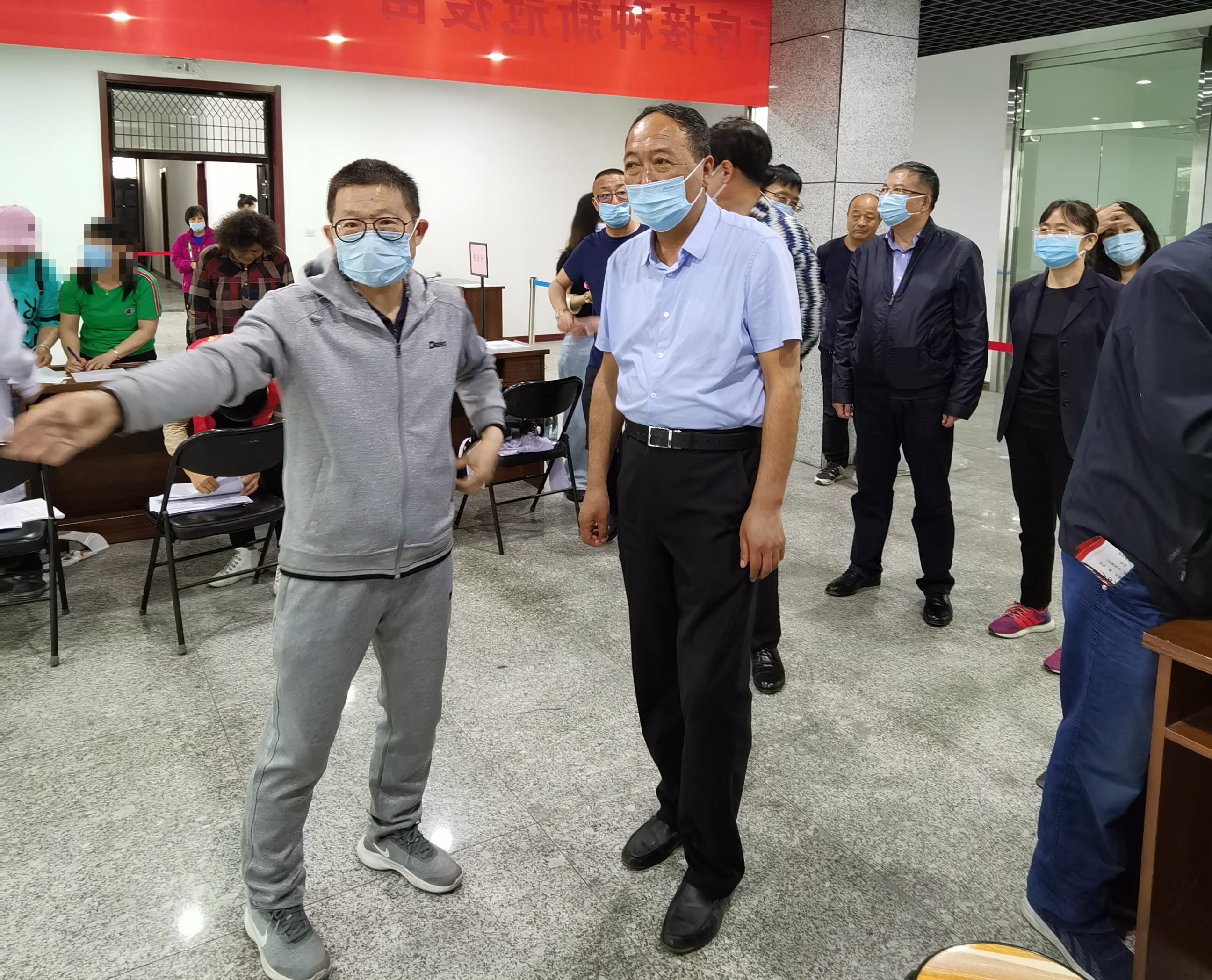 「二人麻将
动态」二人麻将指南网
院领导走入新冠疫苗接种点