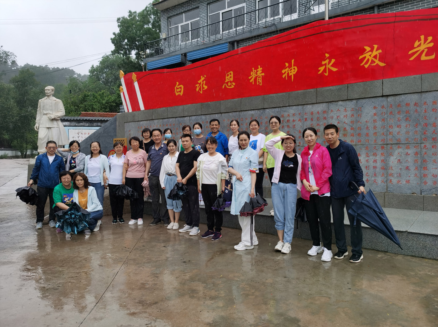 赓续红色血脉，二人麻将指南网
党员干部参观白求恩纪念馆