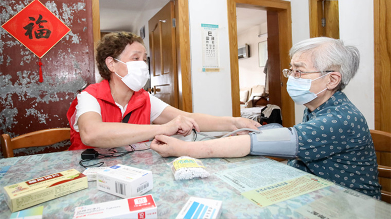 基层工作人员：应对农村疫情防控 开展“五到家”服务