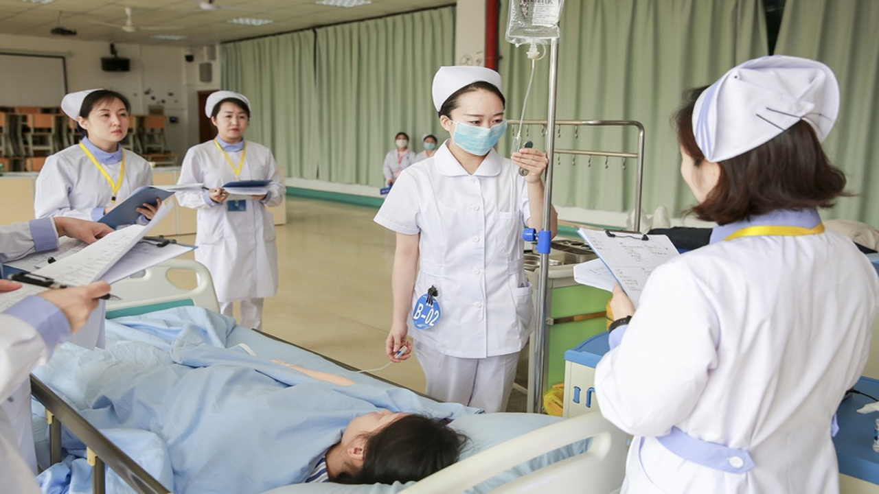 新疆加快培养高素质护理人才
